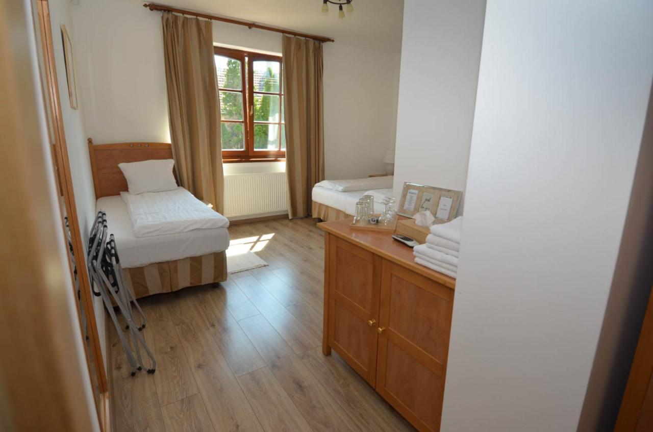 Buzás Pince Vendégház Ecséd Exterior foto