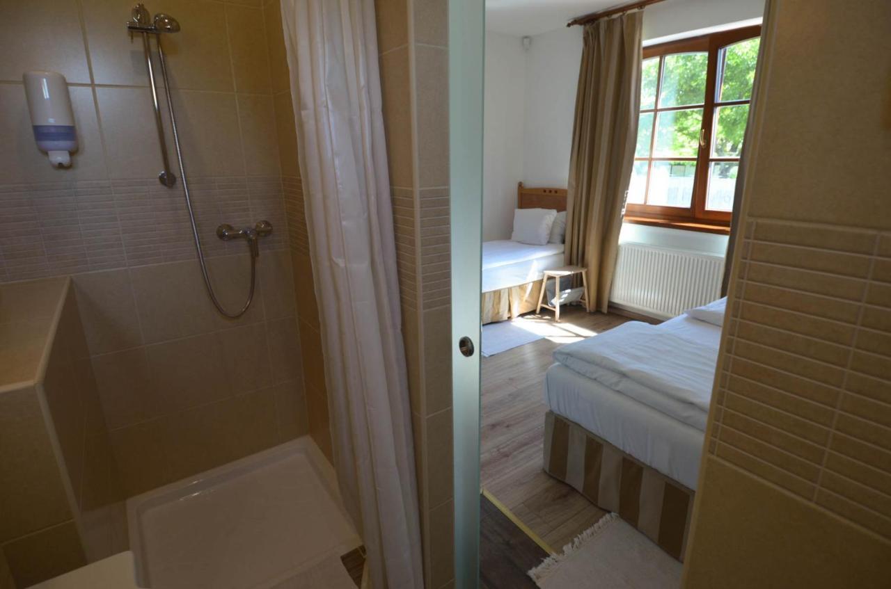 Buzás Pince Vendégház Ecséd Exterior foto